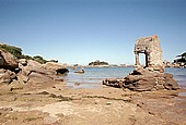 Cte de Granite Rose, la plage et  l'oratoire de St Guirec a Ploumanac'h 